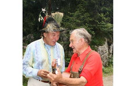 Karel Gott si i zajódloval s místním hudebníkem Franzem.