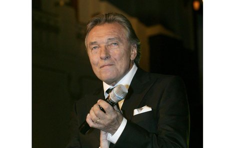 Karel Gott si před operací páteře hodně protrpěl.