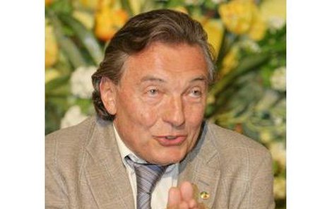 Karel Gott – už padesát let zpívá a pořád chce pokračovat. Nehledě na to, že má doma konečně vytouženou rodinu – přítelkyni Ivanu Macháčkovou a roční dceru Charlotte Ellu.