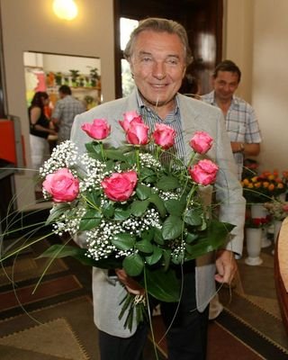 Karel Gott už za pár dní bude mít 69. narozeniny, slavit ale neplánuje. Bude ten den v Rakousku. Prý až za rok, až budou kulatiny...