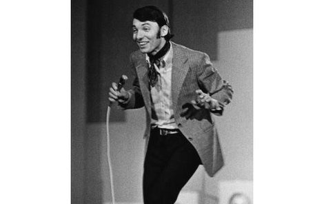 Karel Gott září na českém nebi popmusic přes 40 let.