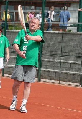 Karel Šíp hraje tenis už řadu let a neodpustil si jej ani o narozeninách.