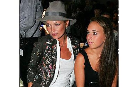 Kate Moss se vztyčenou bradavkou po boku dcery teleshoppingového magnáta.