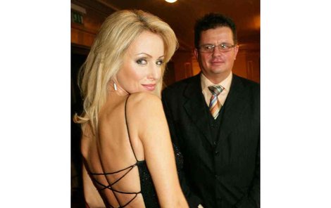 Kateřina Brožová si hrála na sexbombu. její doprovod (jen obchodní partner!) Petr Poledňák na ni koukal jako mlsný kocour.