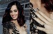 Katy Perry může mít prý na každém prstě jednoho snoubence....