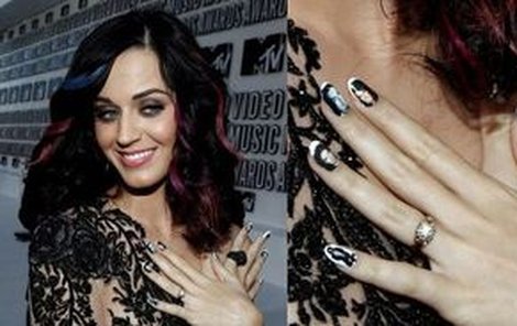 Katy Perry má na každém prstě jednoho snoubence.