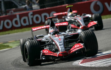 Kdo v Brazílii utrhne titul: Alonso (jede vpředu), anebo Hamilton?