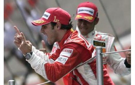 Kdyby Ecclestoneův »zlepšovák« platil už letos, radoval by se v Brazílii Felipe Massa a oči pro pláč by zůstaly Hamiltonovi…