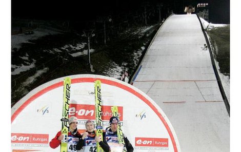 Když Jacobsen, Schlierenzauer a Koch, tři nejlepší ze sobotního klání na ještědském můstku, pózovali na stupních vítězů, ještě nikdo netušil, že řada účastníků závodů má ve městě vykradené hotelové pokoje…