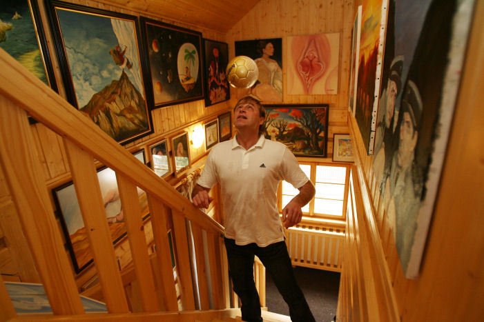Když má den, vyhlavičkuje Petr Urban míč po schodech své galerie (většinou ho ale nemá…). Obrazy okolo jsou dílem mistra.