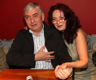 Když se Simona Stašová přitulila k Miroslavu Donutilovi, málem z toho dostal infarkt, jenž mimo jiné prodělal i v jednom z televizních příběhů, který uvede Česká televize.