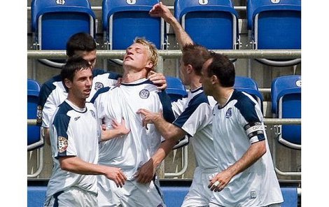 Když spolu ještě hráli v lepších dobách Slovácka. Jan Rajnoch dal gól, ostatní ho oslavují včetně Tomáše Polácha (s kapitánskou páskou).