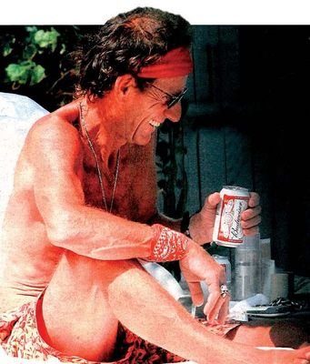 Keith Richards si vychutnává pivo a cigarety, jeho maminka zatím bojuje o život.