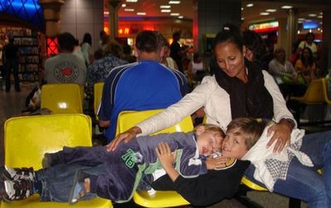 Kevin (14 měsíců), Sebastian (8) a Kristýna (20) strávili na letišti čekáním téměř celý jeden den.