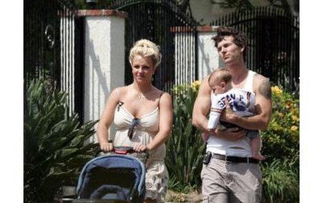 Kevin Federline shodil své vousy a vrátil se k Britney a Seanovi do domu v Malibu.