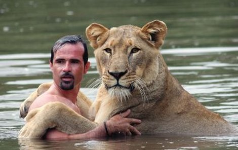 Kevin si užívá plavání se svojí lví kamarádkou.