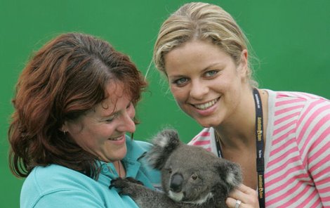 Kim a její kamarád medvídek koala.