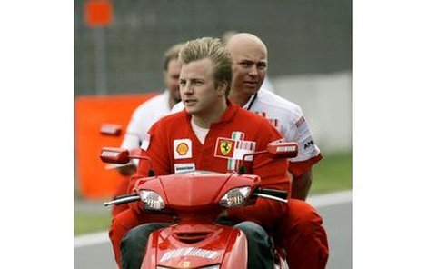 Kimi Räikkönen koupil v dražbě za 200 000 eur vůz Corvette T-Top Stingray, jenže se v něm asi nesveze, tak bude muset vzít zavděk skútrem.