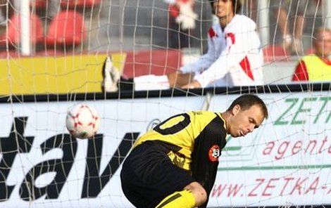 Kladenský gólman Pavlík Šmicrovu penaltu nechytil.