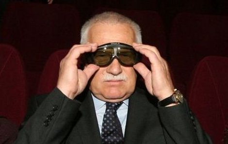 Klaus si v 3D kině nasadil speciální brýle.