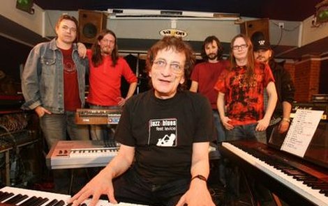 Klávesový mág Marián Varga se skupinou Red Baron Band (v pozadí zleva Vilém Mikyška, Mirek Jech, Radek Horník, Pavel »Paul« Kowacz a Jiří G. Rubeš).