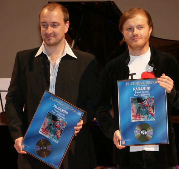 Klavírista Petr Jiříkovský (vlevo) pózuje s Pavlem Šporclem s platinovými deskami. Houslista si odnesl o jednu platinu víc.