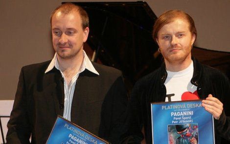 Klavírista Petr Jiříkovský (vlevo) pózuje s Pavlem Šporclem s platinovými deskami. Houslista si odnesl o jednu platinu víc.