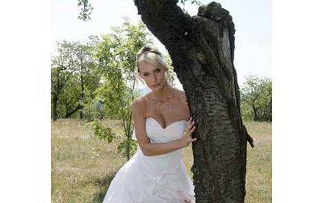 Kolářová se do kalendáře fotila jako nevěsta ve svatebních šatech. 