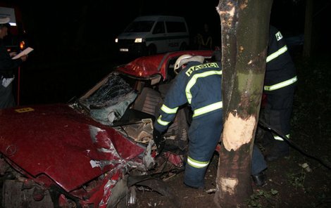 Kolem stromu v obci Lhota u Liběšic na Lounsku řidič (52) doslova omotal svůj Opel Kadet. Šofér se těžce zranil.