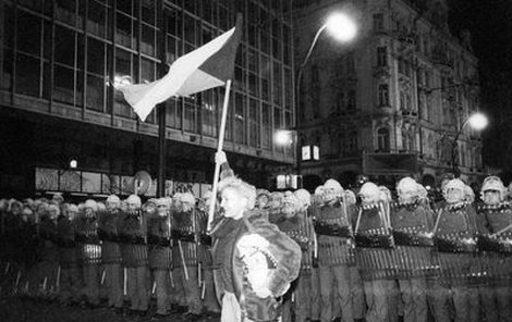Komunistická policie 17. listopadu 1989 tvrdě zakročila proti demonstrantům na Národní třídě.