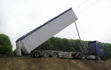 Korba kamionu zavadila o elektrické vedení. Pro řidiče bylo smrtelné, že se dotkl karosérie.