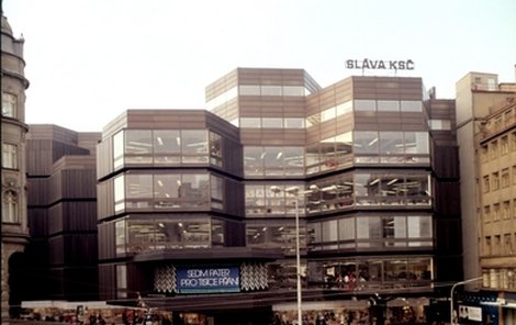 Kotva v roce 1975. Největší... Šestipatrový obchodní dům zabíral plochu velkou jako dvě třetiny Václavského náměstí, proto byla Kotva v té době 5. největším obchodním domem v Evropě. Dnes jí ale konkuruje obrovské množství nákup