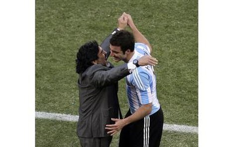 Kouč Maradona tančí s kanonýrem Higuaínem tanec vítězství!