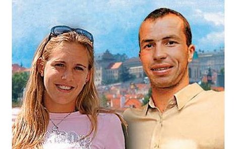 Koukejte, to je moje holka! Nicole a Radek pózující spolu před panoramatem Hradčan – ne, takto je opravdu ještě nikdo neviděl. Po odtajnění jejich vztahu už ale pro příště fotomontáží nebude třeba...