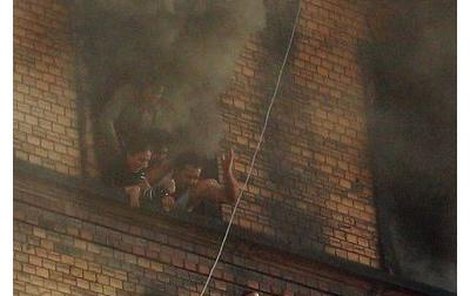 Kouř se valí z oken. A v jednom z nich se tlačí členové jedné z tureckých rodin, kteří s šokujícím výrazem ve tváři přihlížejí, jak malý Onur letí k zemi. Chlapeček pád přežil, dole ho zachytil jeden ze záchranářů...