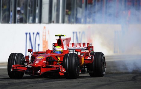 Kouř z motoru jeho ferrari znamenal pro Brazilce Felipe Massu tragédii. Odstoupil z prvního místa tři kola před koncem.