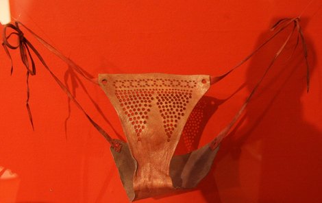 KOŽENÉ KALHOTKY - Kopie římských kožených kalhotek, které představují dobové erotické prádlo.