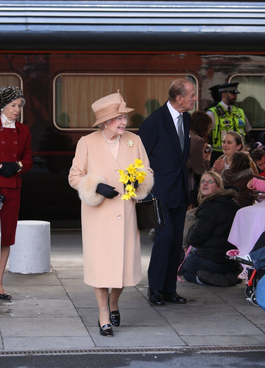 Královna Alžběta II. a její manžel princ Philip právě vystoupili z vlaku.