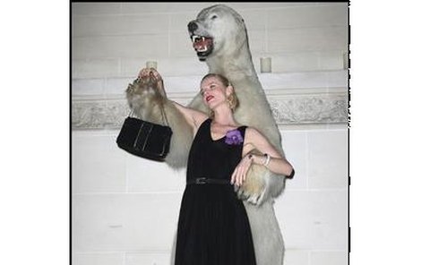 Kráska a zvíře? Kdepak, to jen Eva Herzigová pózuje v náručí vycpaného ledního medvěda.