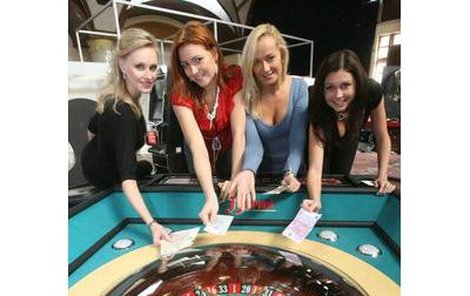 Krásky Zuzana Štěpanovská (zleva), Eva Čerešňáková, Lucie Kachtíková a Hana Svobodová řádily u rulety.