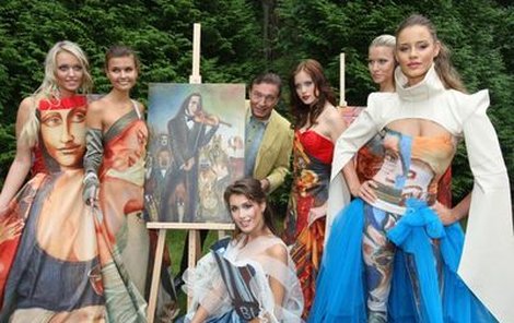 Krásné Miss ČR pózovaly u uměleckých výtvorů Karla Gotta (uprostřed) a některá díla měly i na sobě.