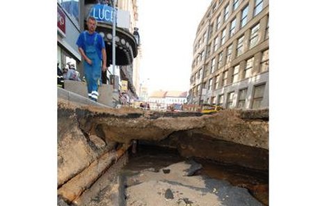 Kráter na ploše 4 x 4 metry ochromil celou ulici.