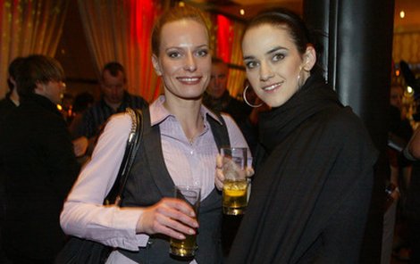 Kristina Bastienová (vlevo)