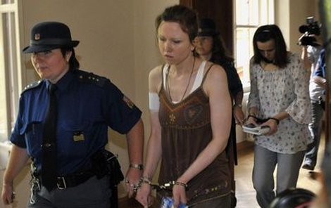 Krkavčí matka Klára Mauerová je přiváděna k soudu. Za ní jde její sestra Kateřina.