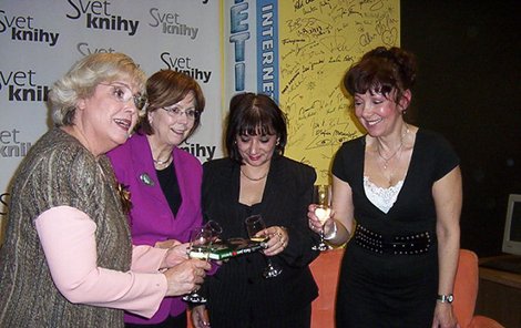 Kromě marodné Božidary Turzonovové (zleva) se na křtu objevily také první dáma Slovenska Silvia Gašparovičová, zplnomocněnkyně vlády SR Anina Botošová a autorka knížky Eva Hurychová.