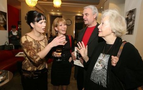 Křtu kalendáře se zúčastnila Květa Fialová (vpravo), Vladimír Čech a Míša Dolinová. Akci moderovala Tereza Kostková (vlevo).