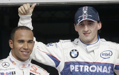 Kubica (vpravo) mohl všem ukazovat, že je jednička. Tou chce ale být v dnešním závodě i vedle stojící Brit Hamilton.