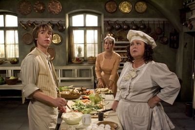 Kuchařka Veronikav podání Nadi Konvalinkové spřádá se zahradníkem Davidem (Pavel Trojan) a služebnou Majdou (Lucií Pernetovou) plány na pomoc vladaři.