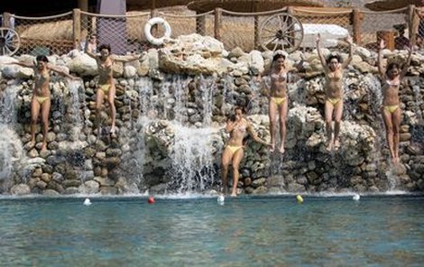 Kvůli režisérskému rozmaru režiséra Adamce musely dívky skákat do vody z dvoumetrového skaliska! Na štáb si za to došlápla místní ochranka!