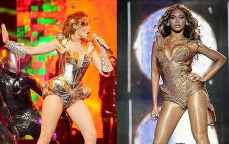 Kylie Minogue (vlevo) napodobuje Beyoncé Knowles. 
